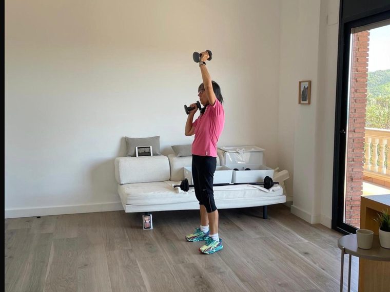 Alumna entrenando con mancuernas en su salón