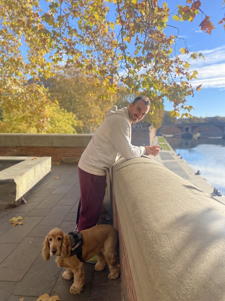 Aleix con Bobby junto a un río, en otoño