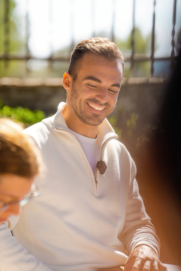 Aleix Gusart sonriendo durante una charla al aire libre