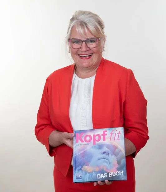 Petra Wresch mit dem Kopf-fit Buch