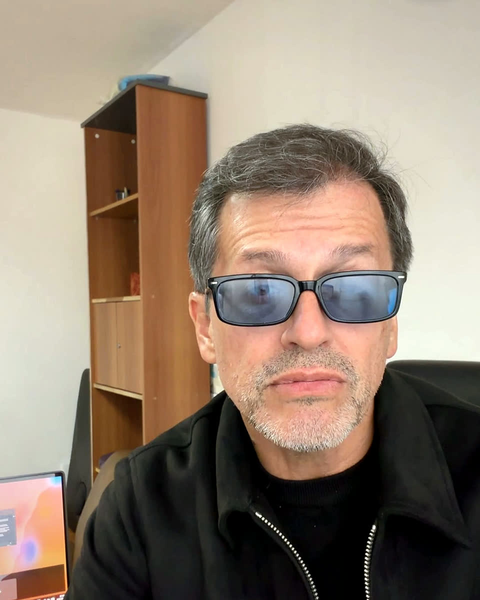 Dr. Andrés Alberto González en su consultorio