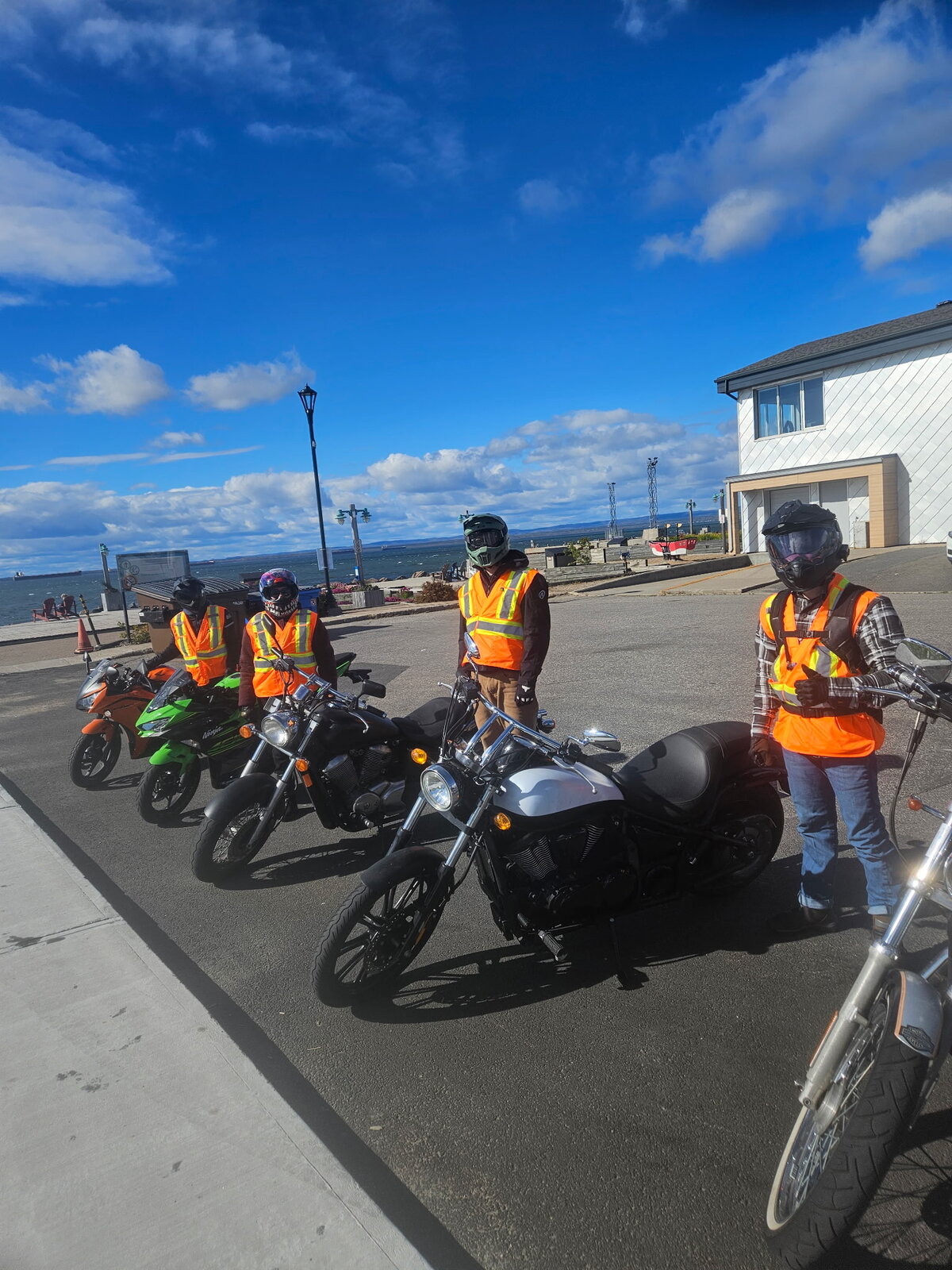 Élèves en dossard sur les motos de l'école, prêts pour la sortie — Sept-Îles
