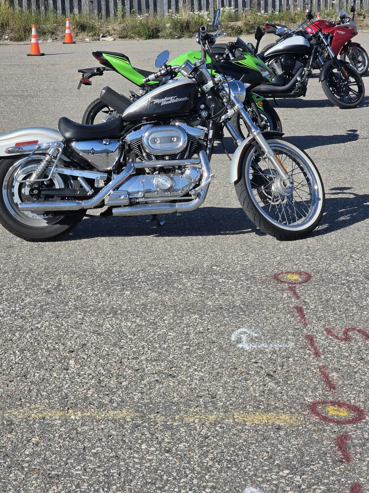 Rangée de cônes orange sur le terrain d'entraînement en circuit fermé
