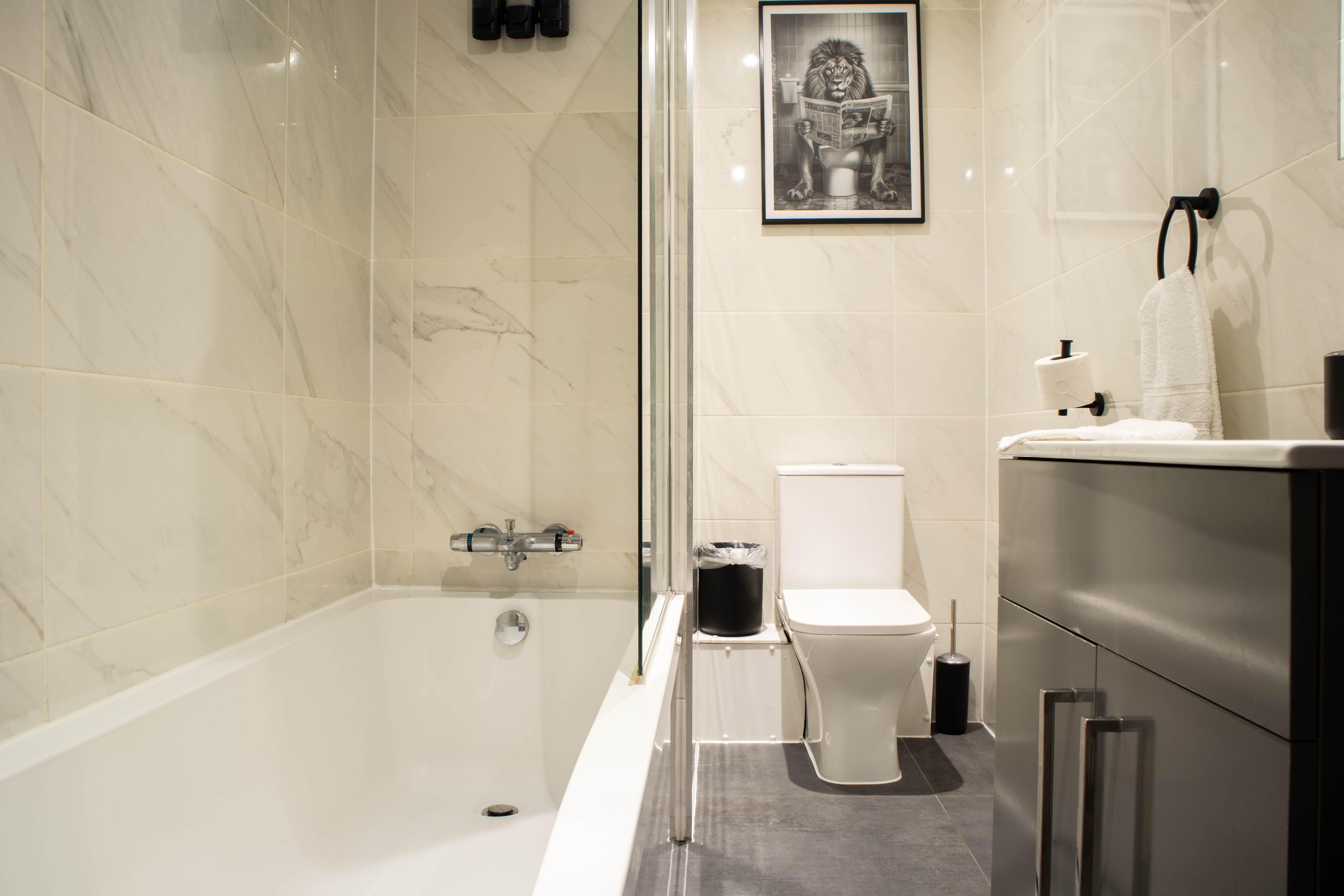 Full bathroom in a one-bedroom apartment operated by Apex Stays in Bradford city centre