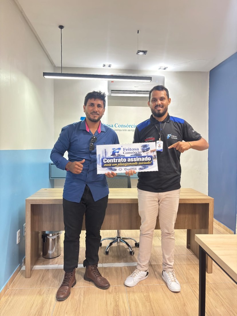 Cliente assinando