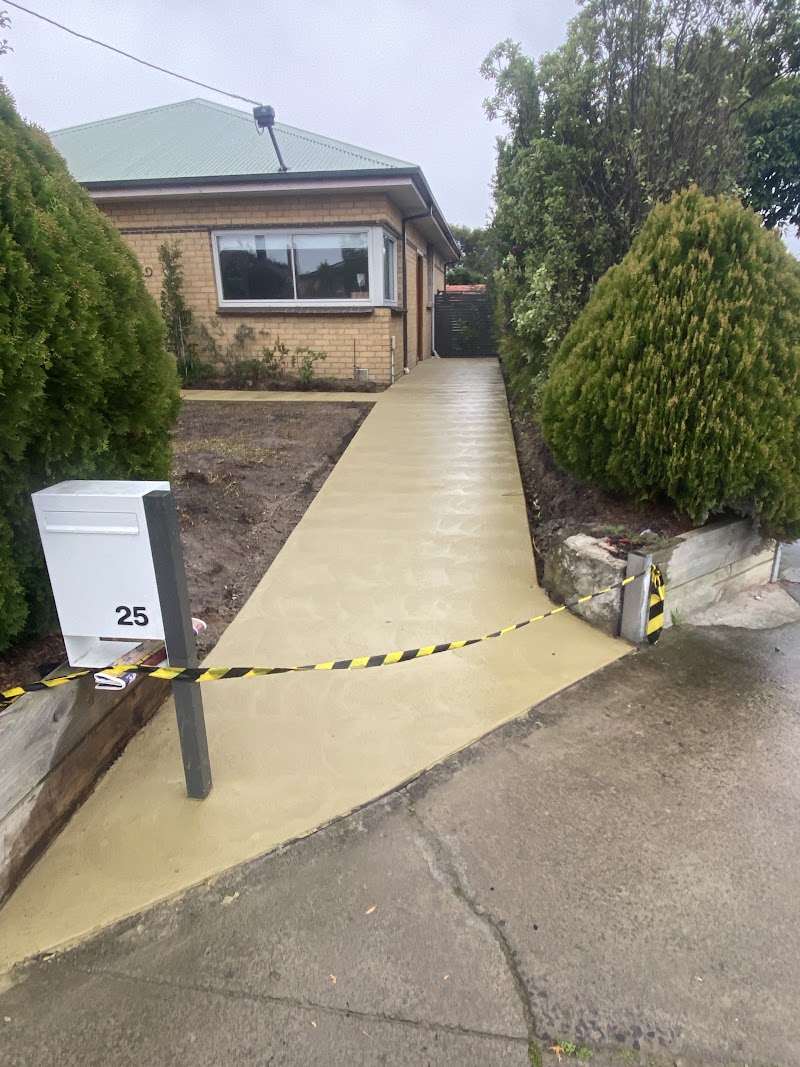 Aggregate driveway with kerb