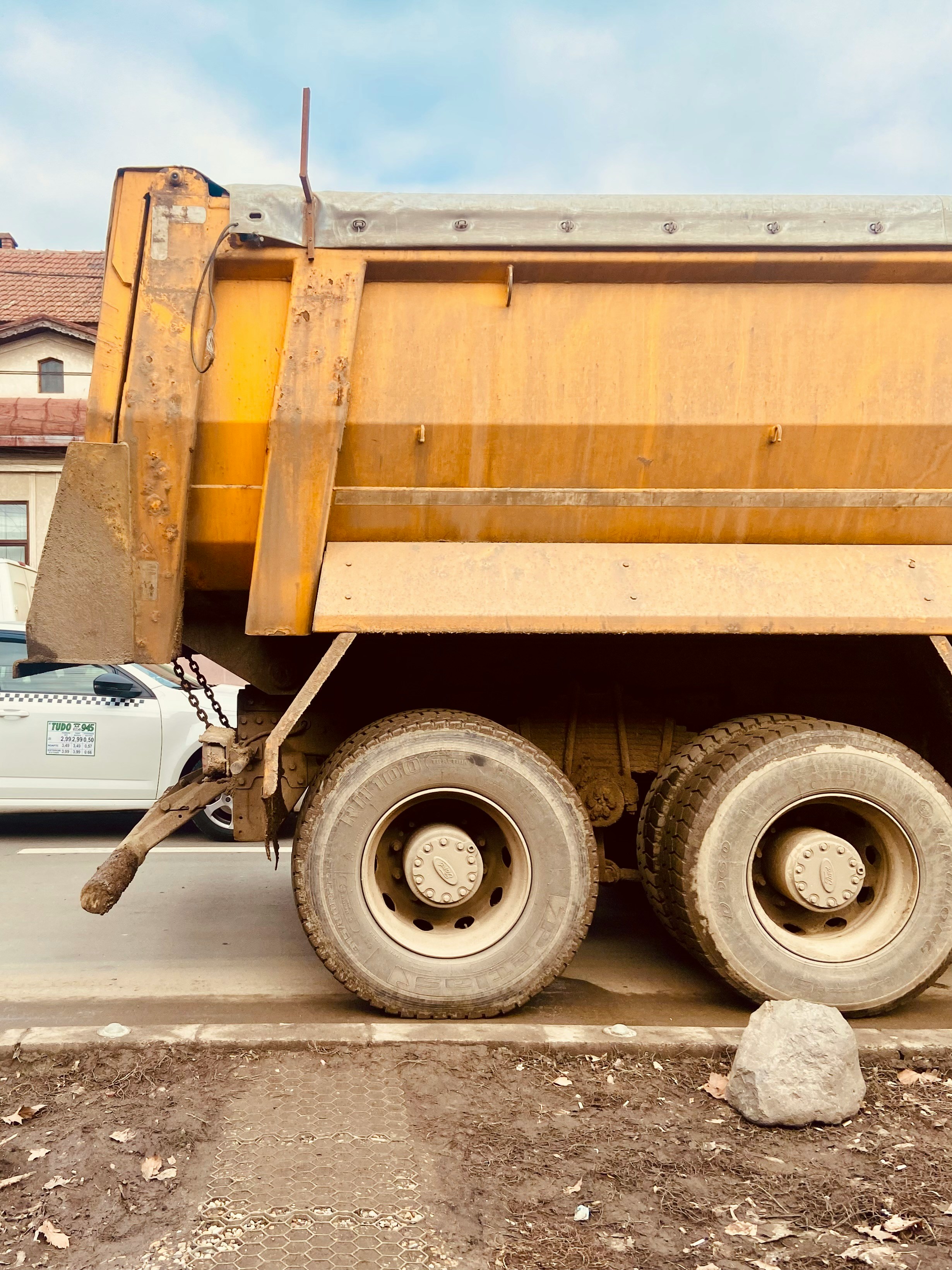 Mobile tire service truck with mounted spare tires for roadside dispatch