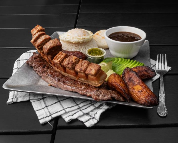 Super Bandeja - Traditional Colombian plate Orlando
