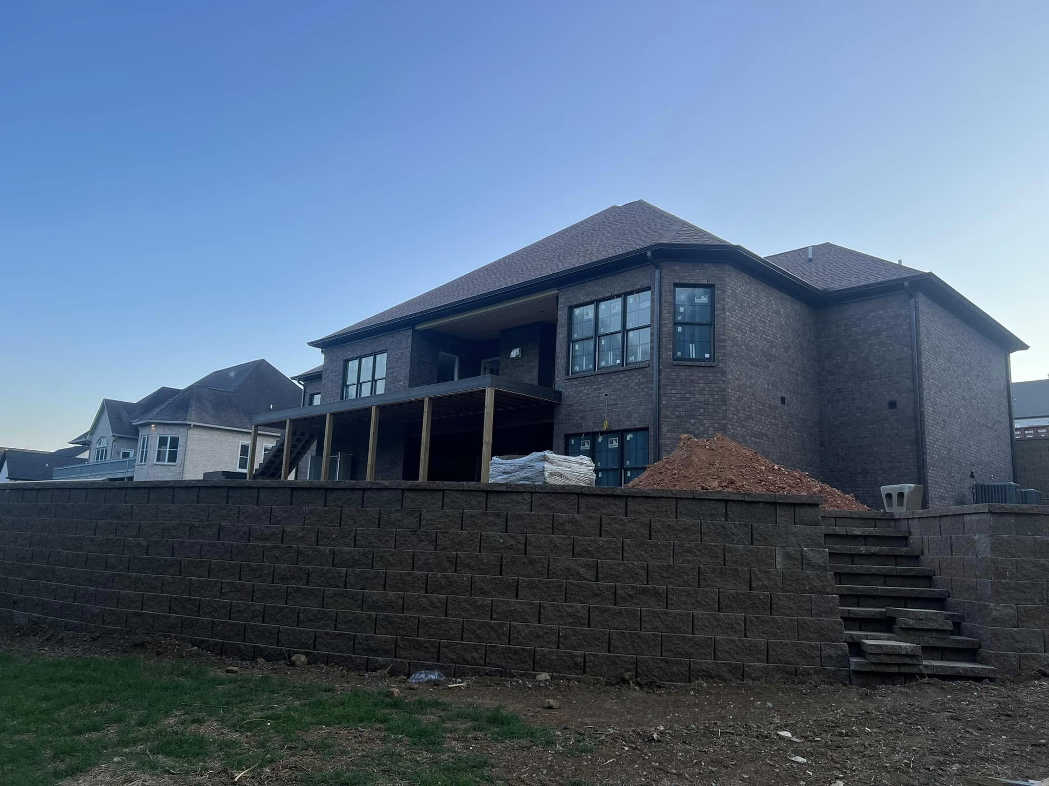 Retaining wall with integrated block steps behind a Middle Tennessee home