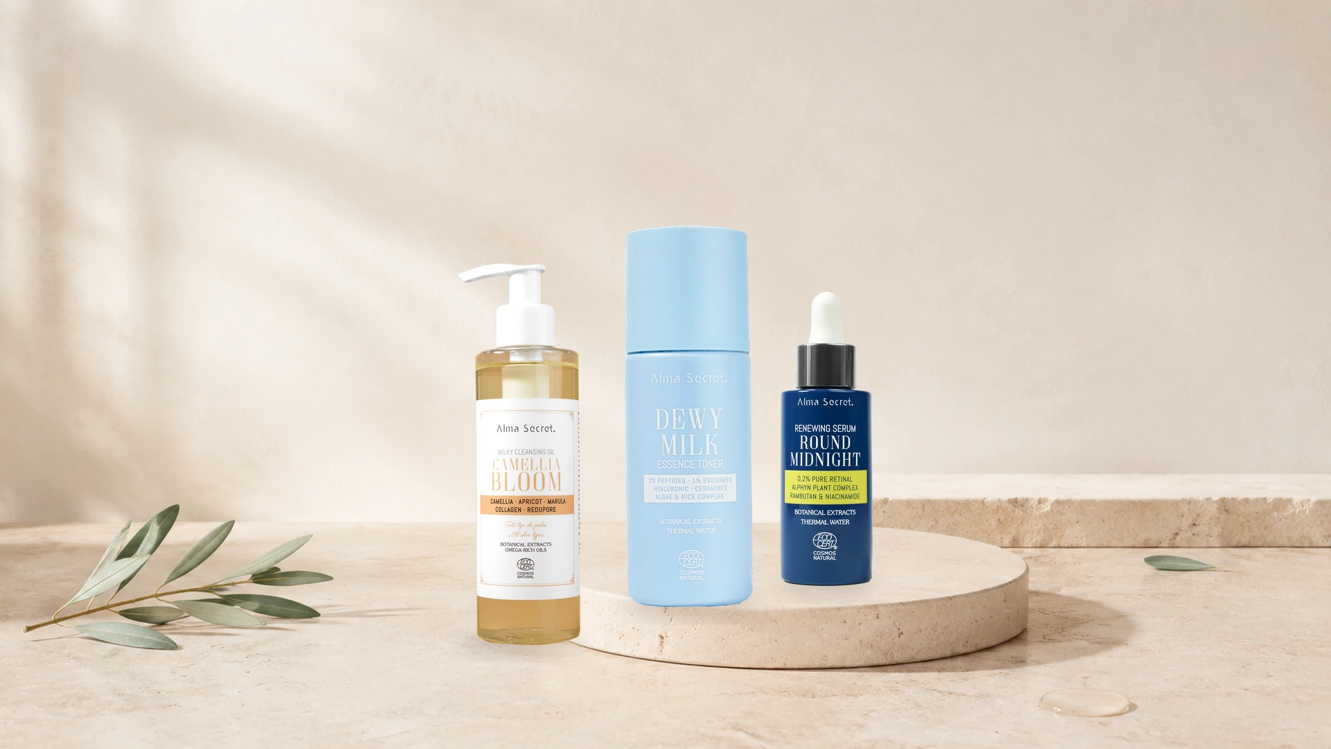 Productos Alma Secret — Camellia Bloom, Dewy Milk y Round Midnight — sobre pedestal de piedra con luz natural