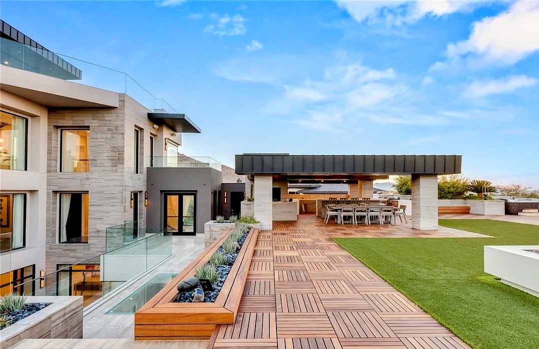 Multi-level estate with rooftop terrace and outdoor kitchen