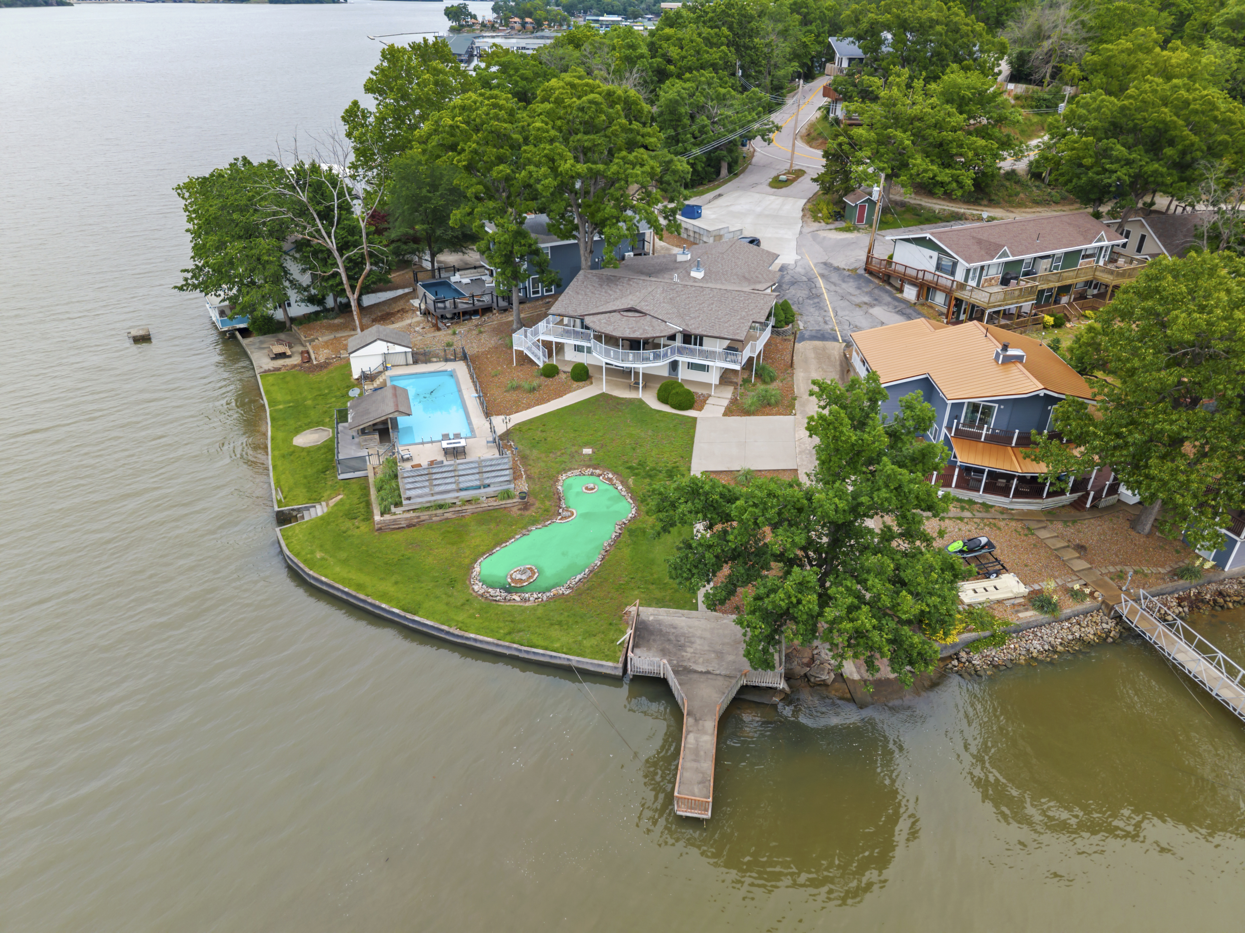 Luxury Lake House with Pool, Bar & amazing Views!
