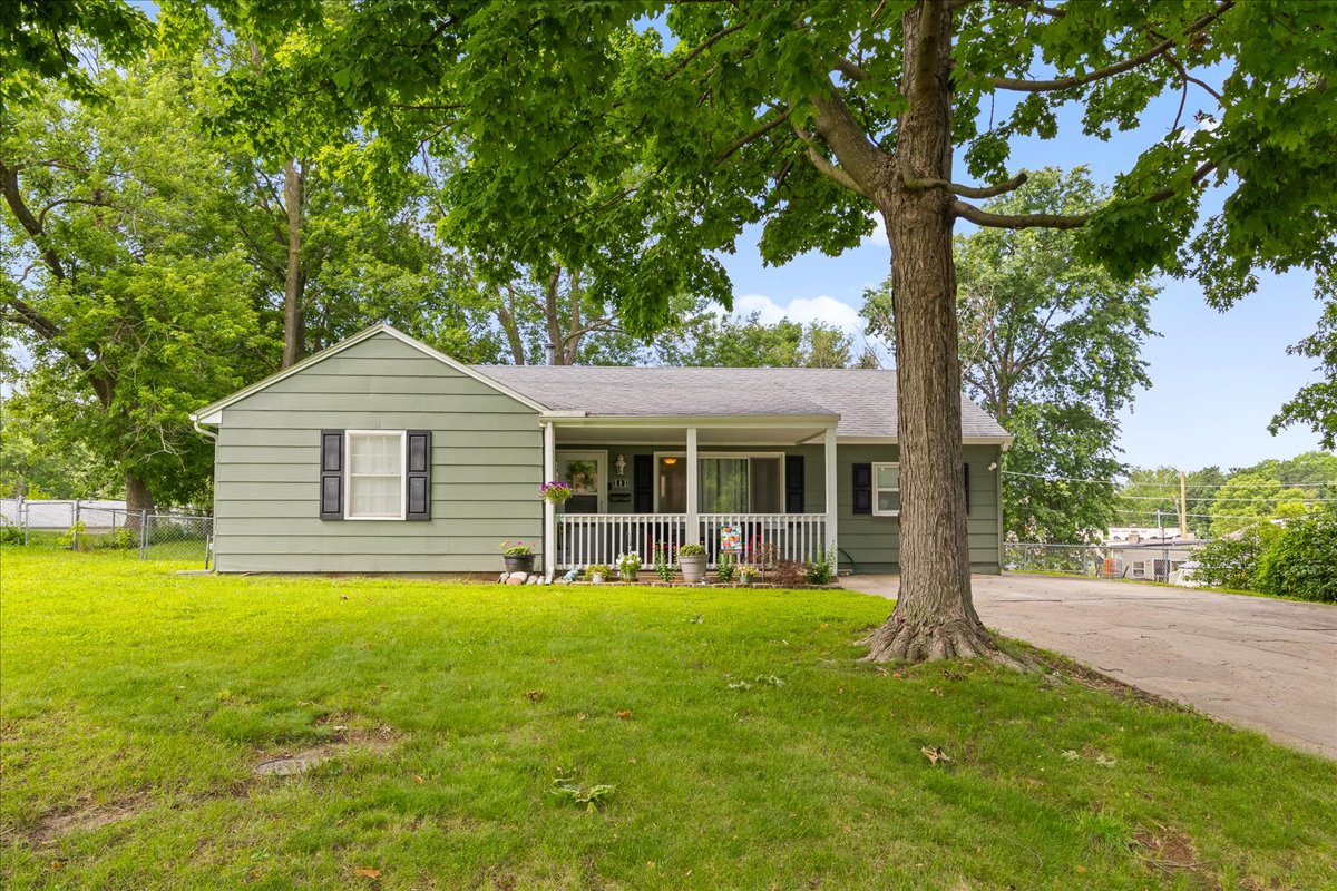 503 NE 67th Terrace Gladstone MO single-level ranch home on a 0.35 acre treed lot