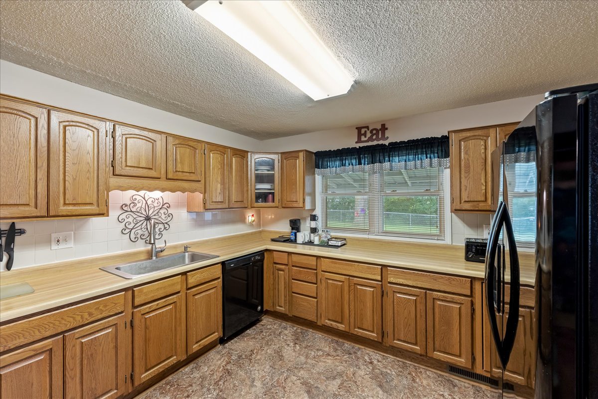 Primary bedroom, 15 by 10 feet, with ceiling fan