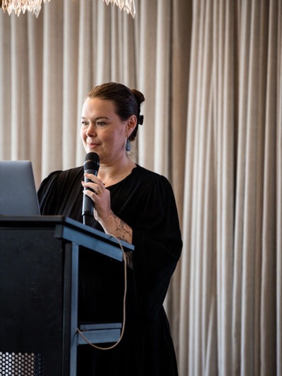 Kelly Wotherspoon speaking at a lectern