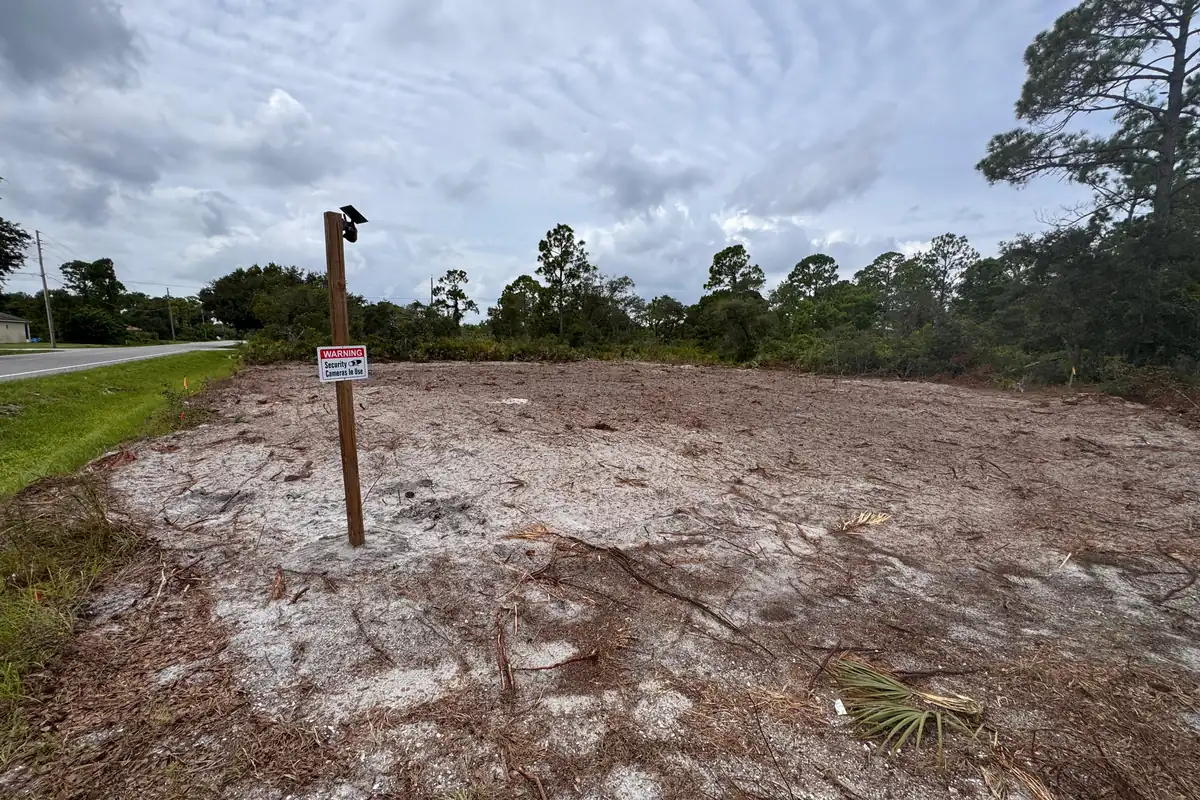 Lote limpio en Sebring, Florida, antes de construir una casa nueva