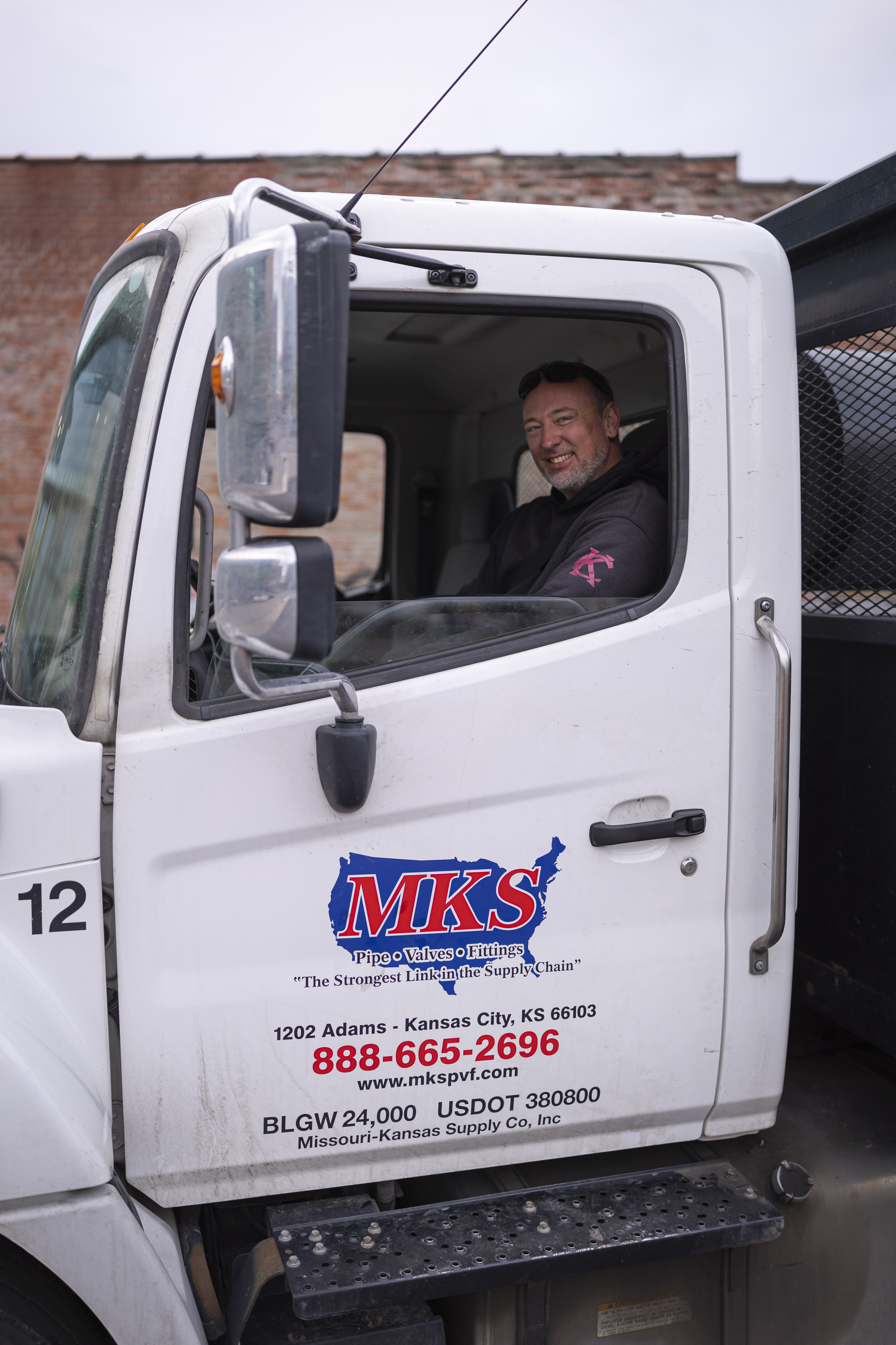 MKS warehouse staff loading order