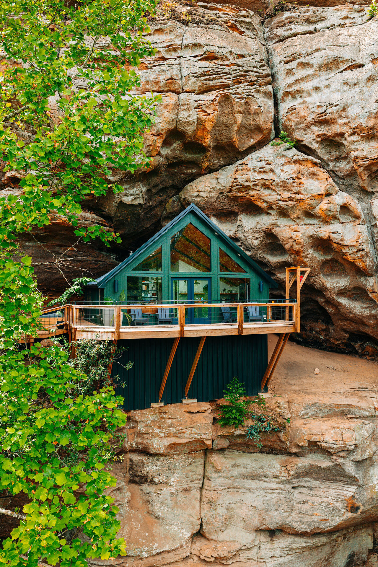 Cliffside cabin in Red River Gorge, Kentucky