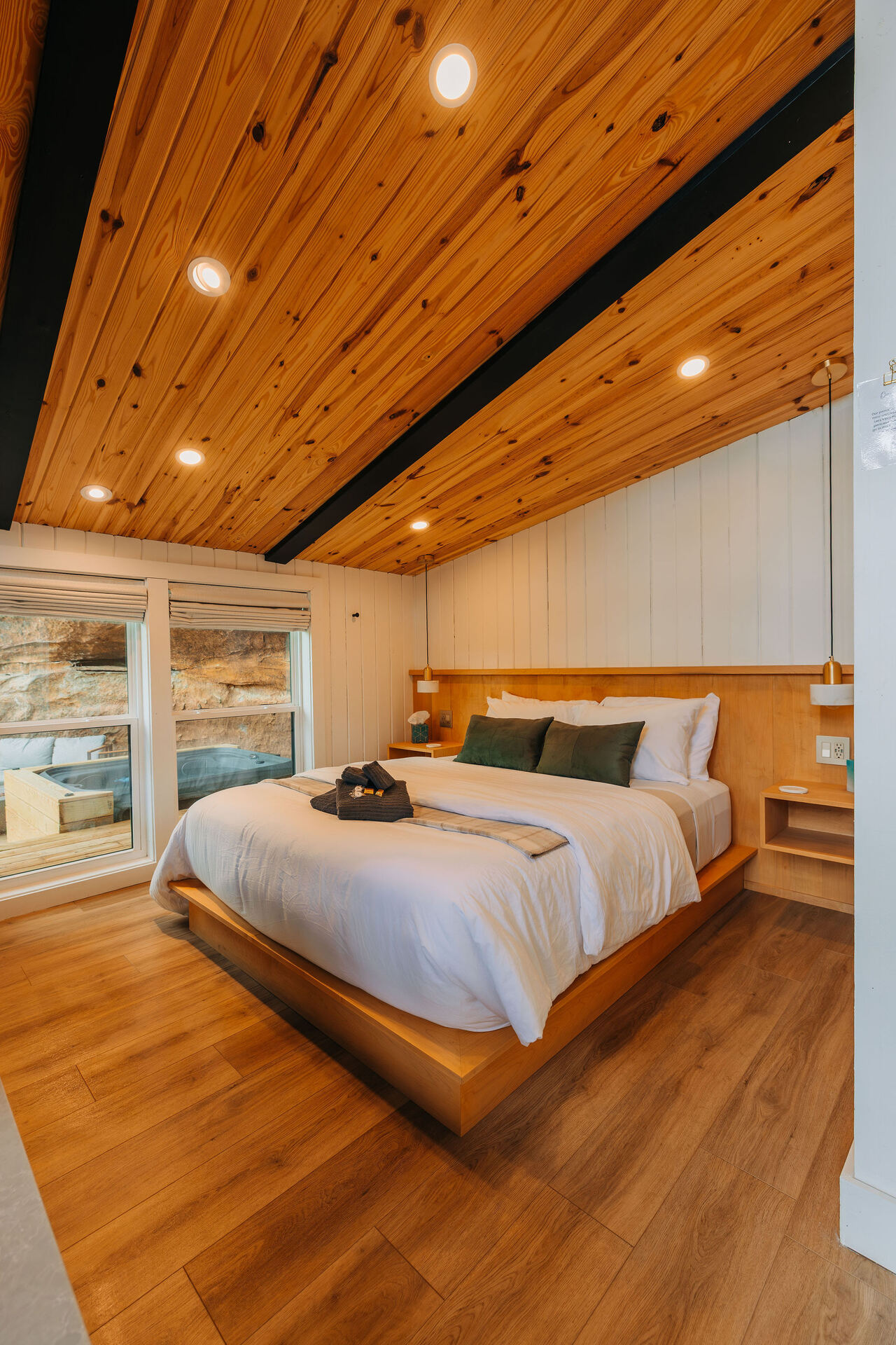 Bedroom with white bedding at Rockface Retreat