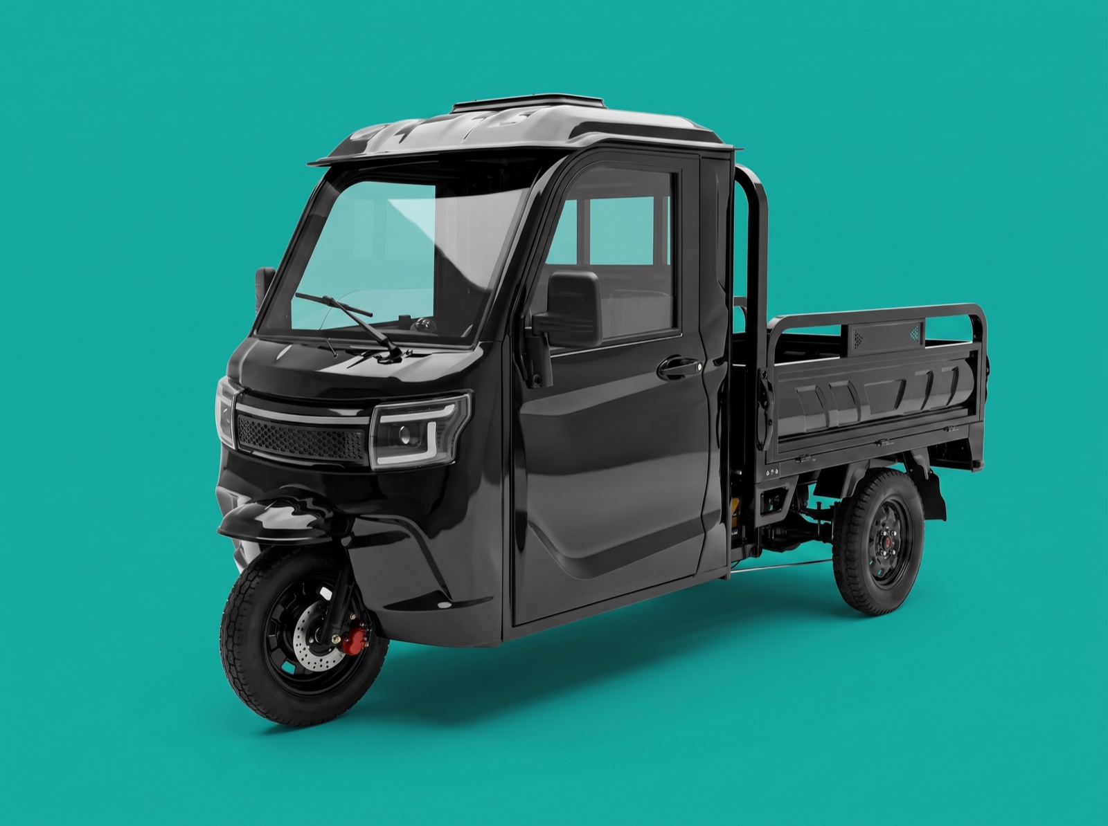 Schwarzes Elektro-Tuktuk mit Kabine und Ladefläche