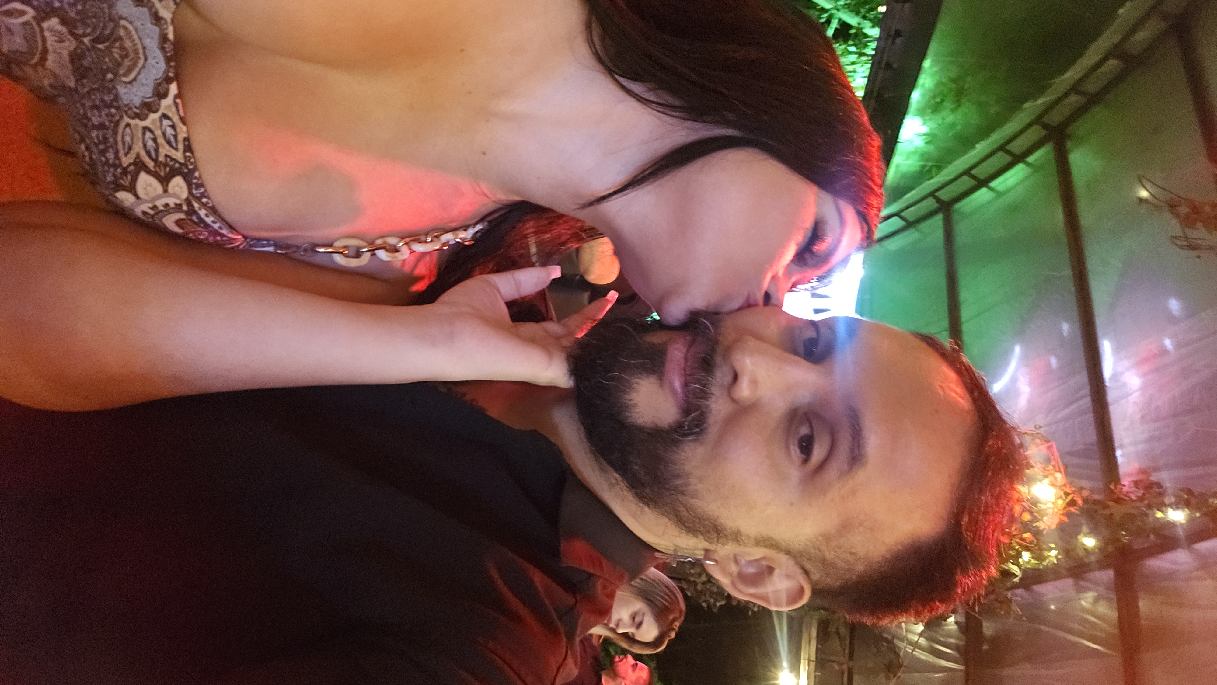 Mike con mujer
