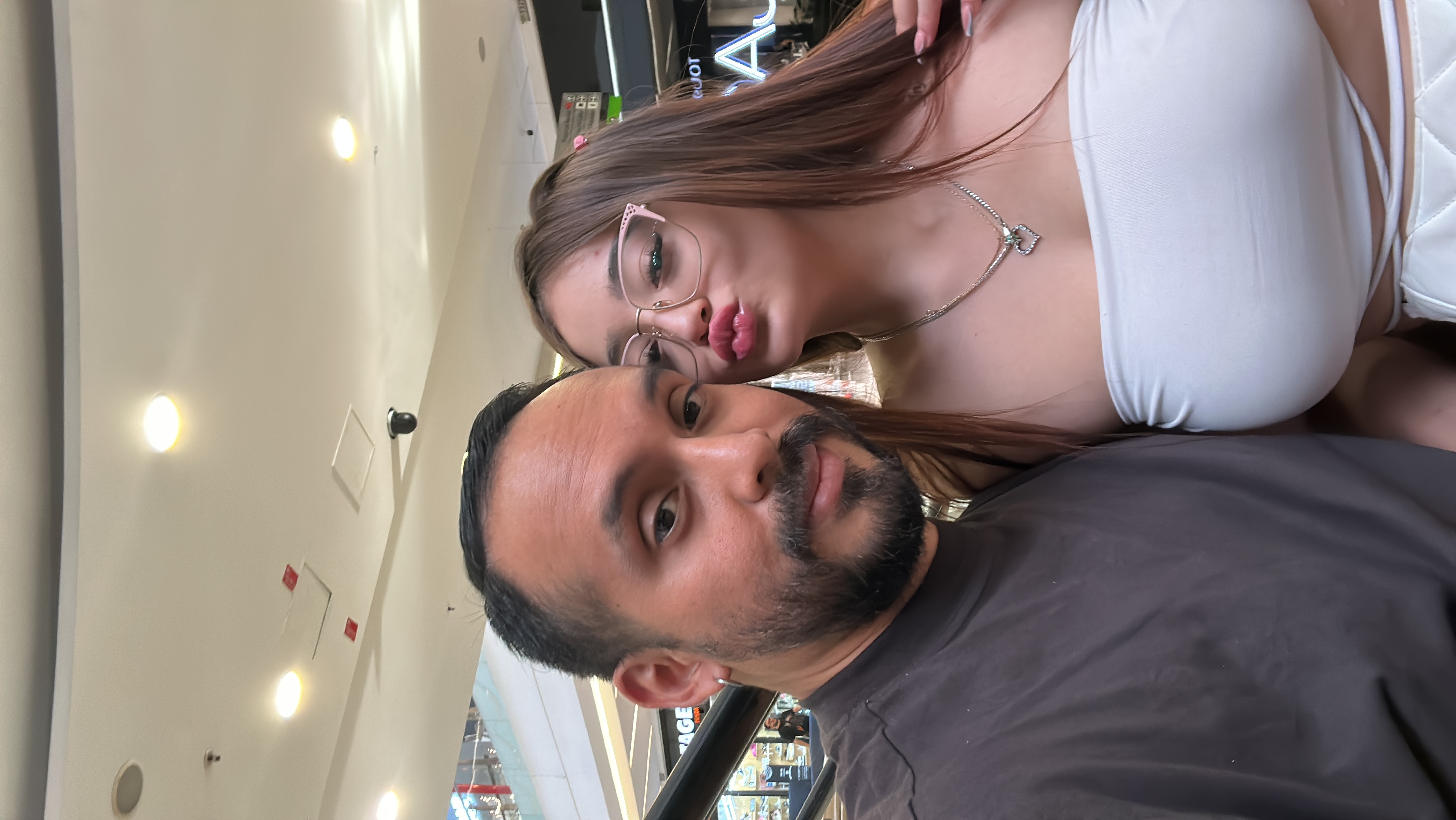 Mike con mujer