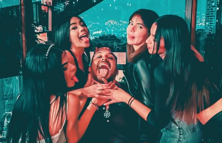 Mike con mujer
