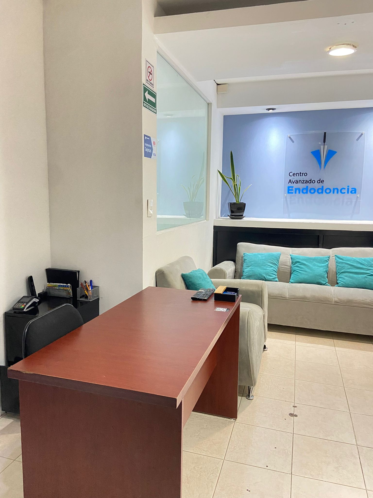 Paciente recibiendo evaluación dental por dolor o sensibilidad