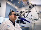 Dr. Rubén trabajando