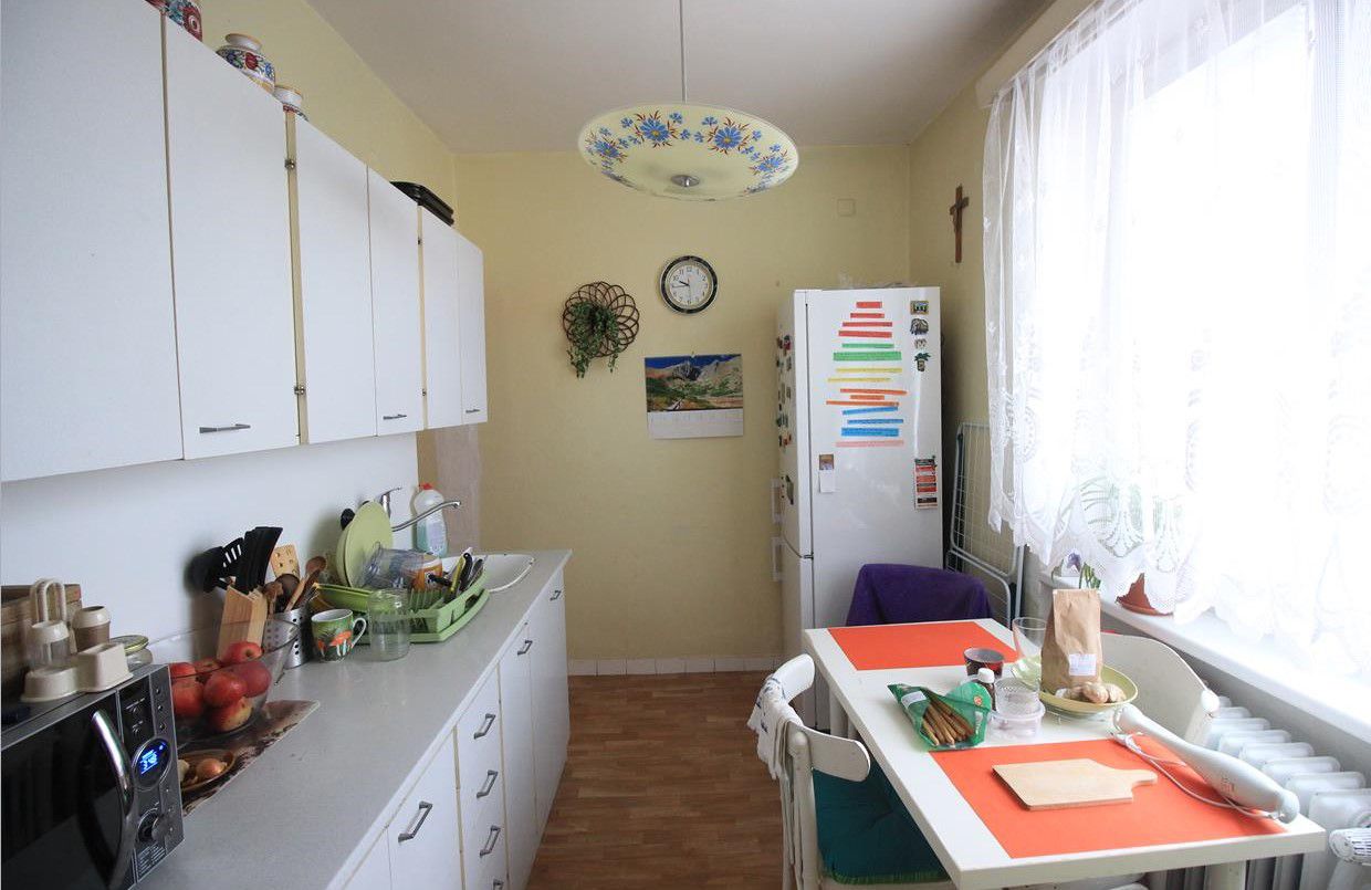 Kuchyňa pred premenou – pôvodná biela linka