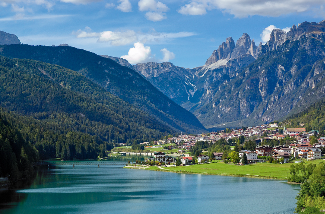 Lago Santa Caterina en Auronzo di Cadore con las Tres Cimas al fondo