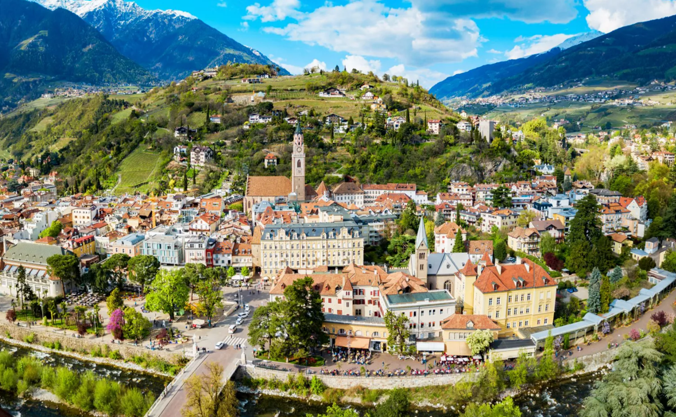 Centro histórico de Bolzano con los Dolomitas al fondo