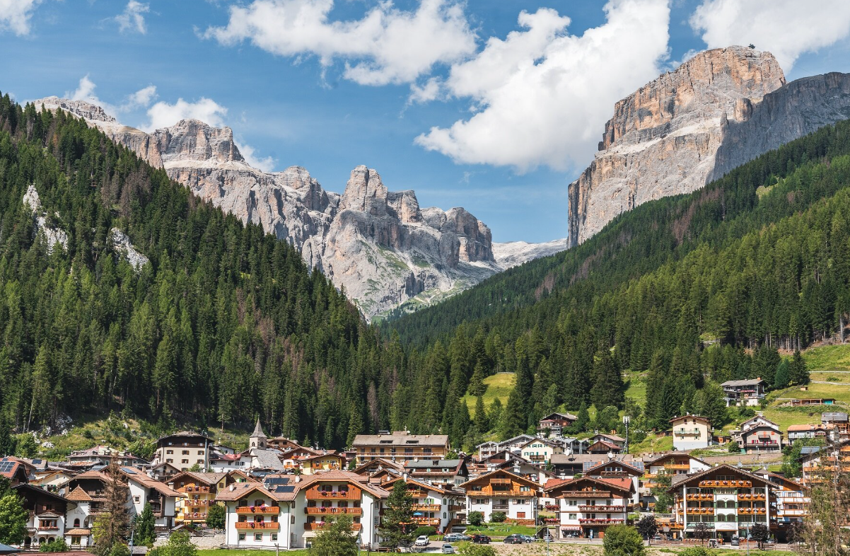 Vista de Canazei en el Val di Fassa rodeada de cimas de los Dolomitas