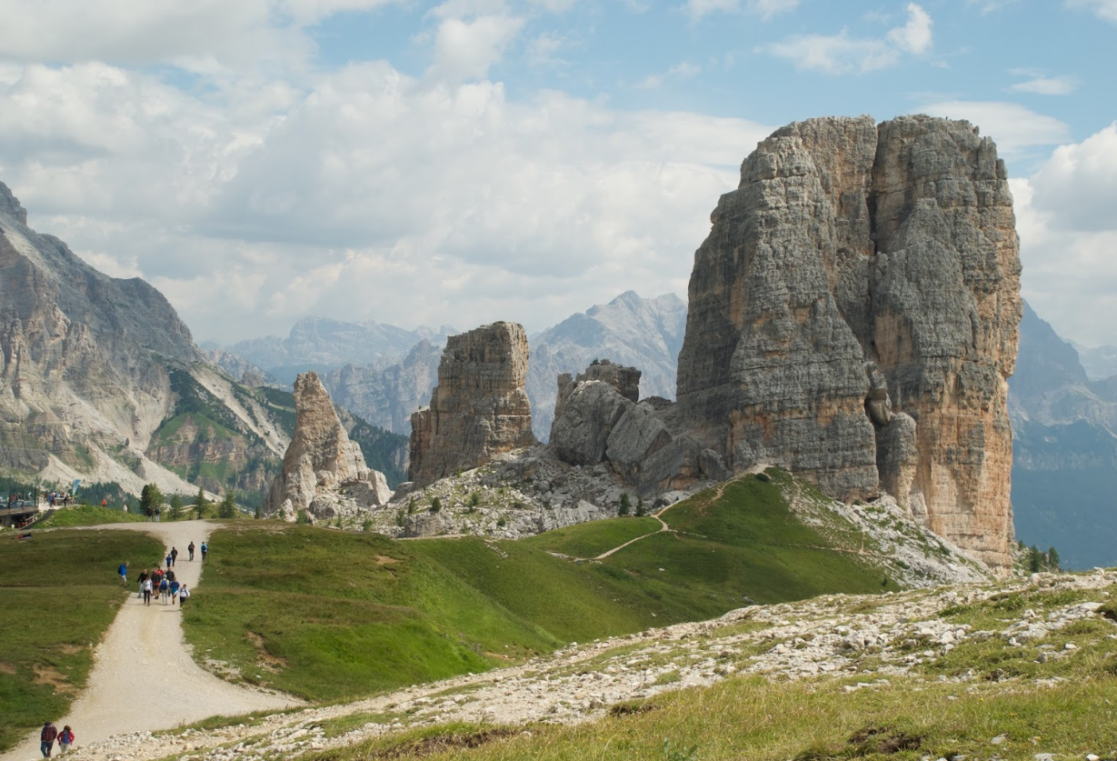 Las Cinque Torri, cinco torres de roca en los Dolomitas de Ampezzo