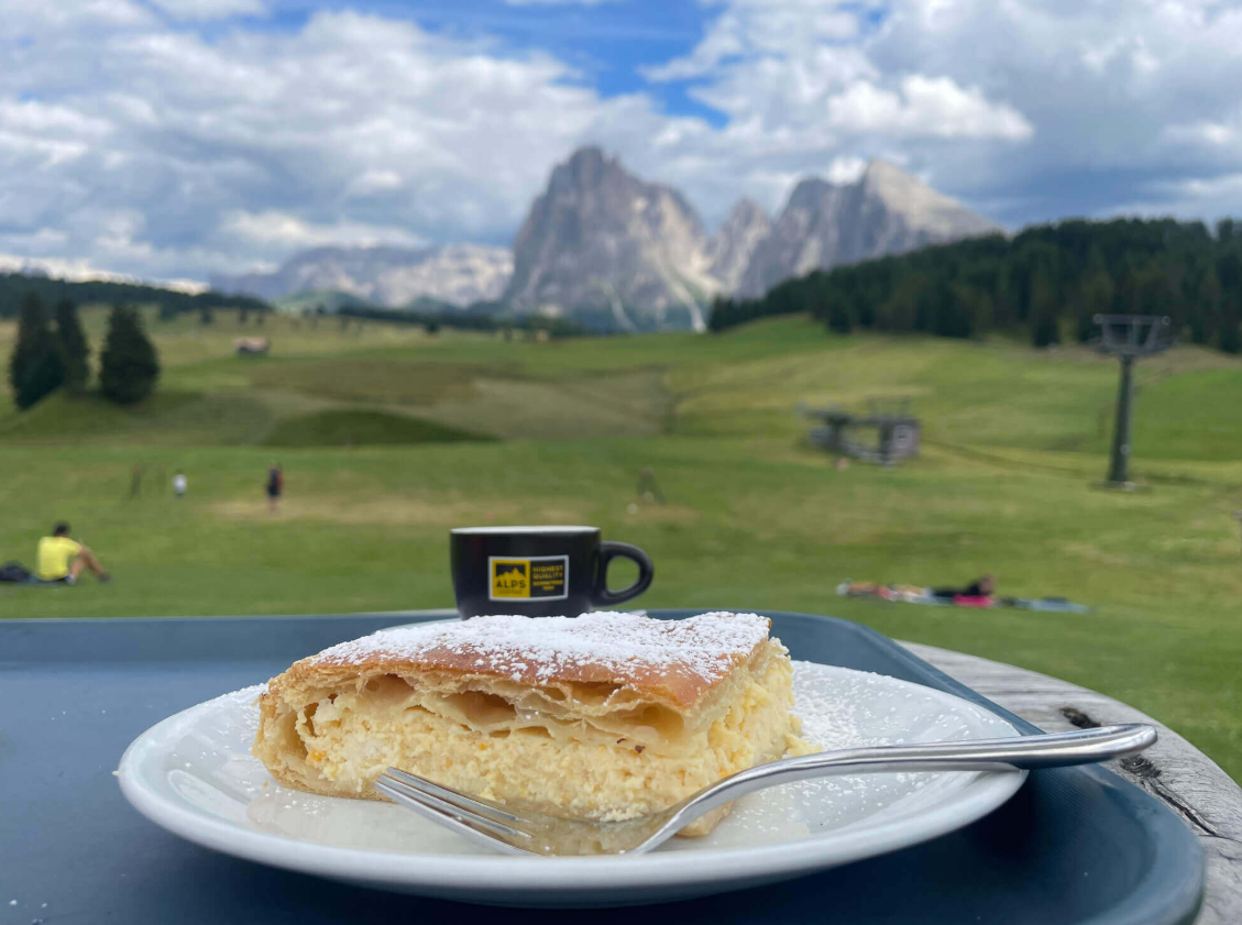 Plato de comida típica servido en un rifugio de los Dolomitas