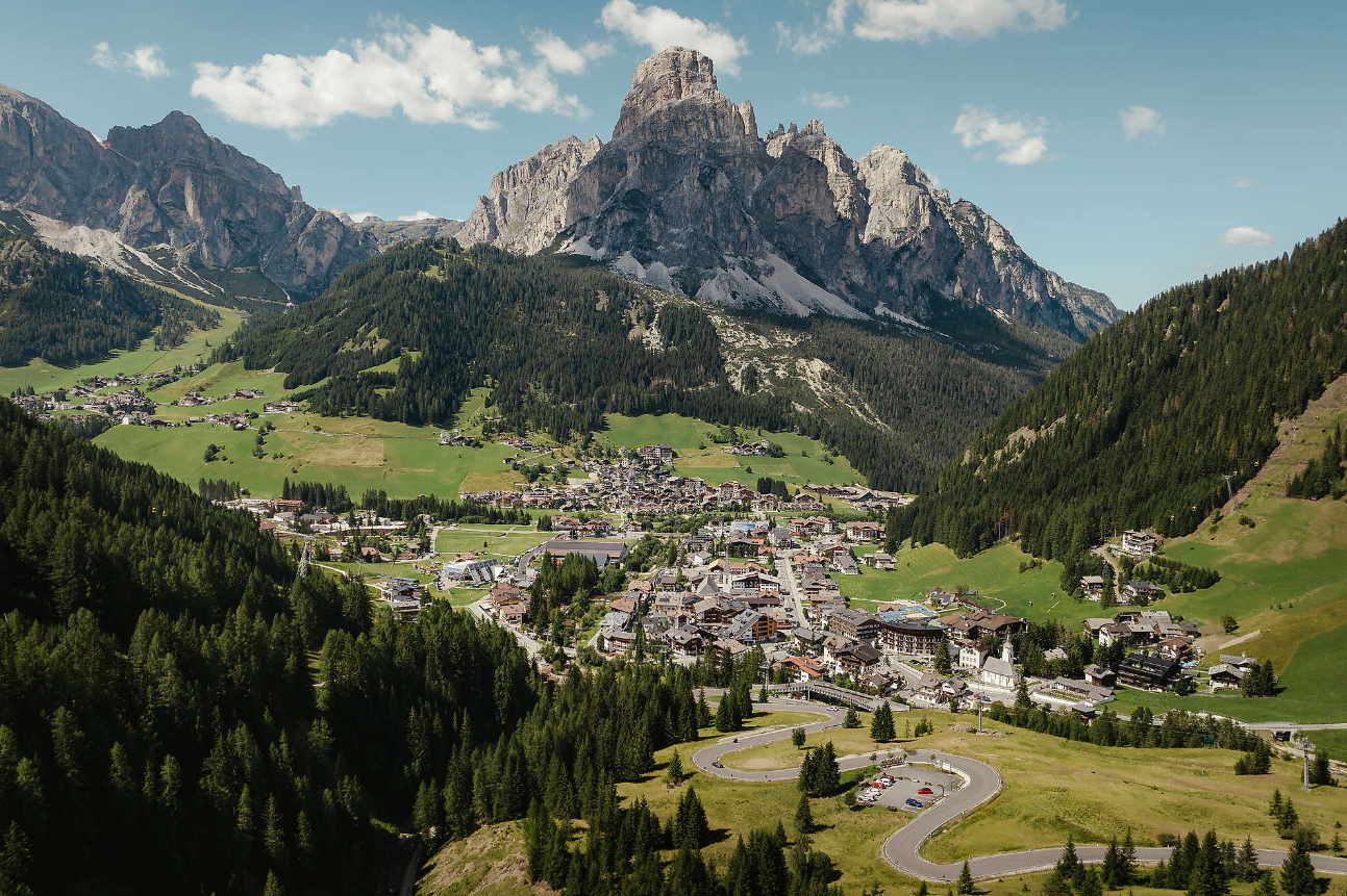 Pueblo de Corvara en la Alta Badia con el Sassongher al fondo
