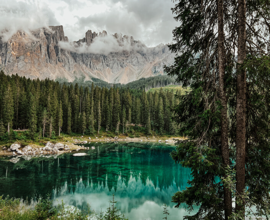 Viajero planificando su presupuesto para un viaje a los Dolomitas