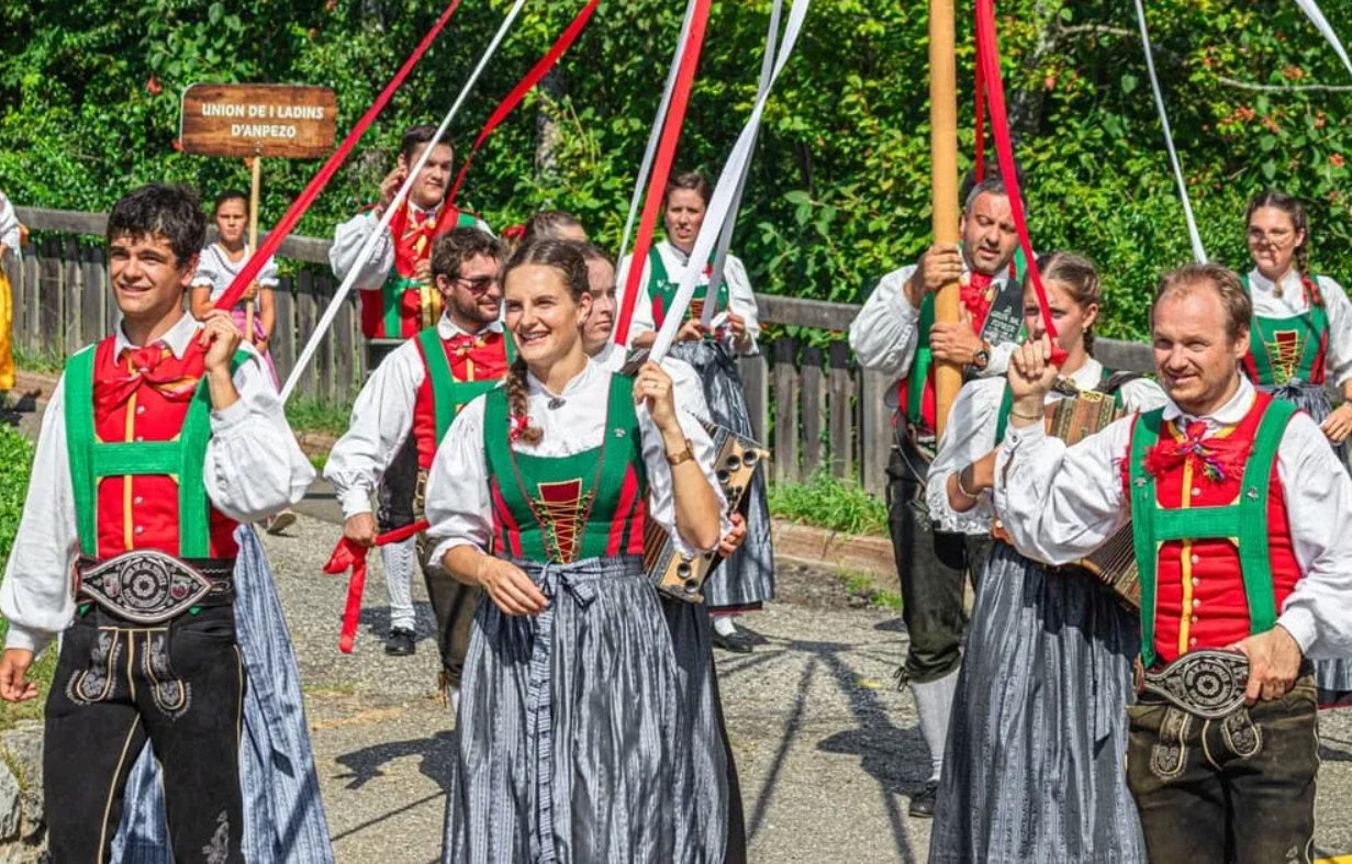 Pueblo ladino tradicional en los Dolomitas, cultura y tradiciones de los Ladin