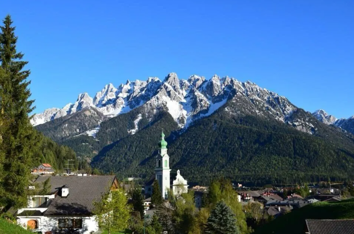 Lago de Dobbiaco (Toblach) en las Dolomitas orientales de la Alta Pusteria