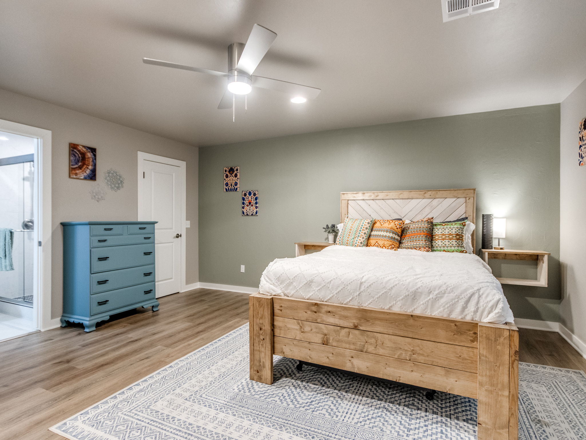 Room gallery photo 2