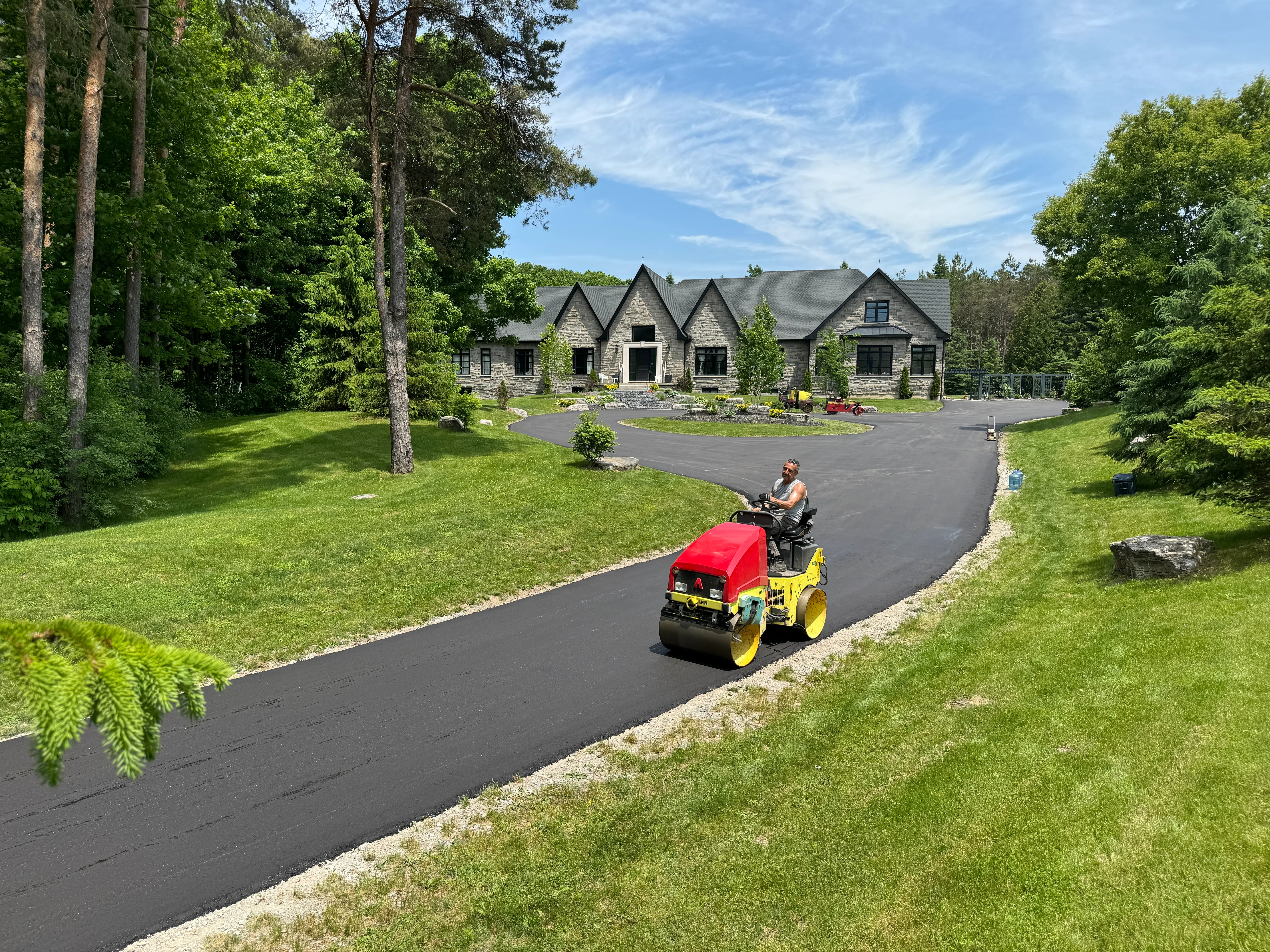Estate Asphalt Driveway in Stouffville | Pavemar Paving