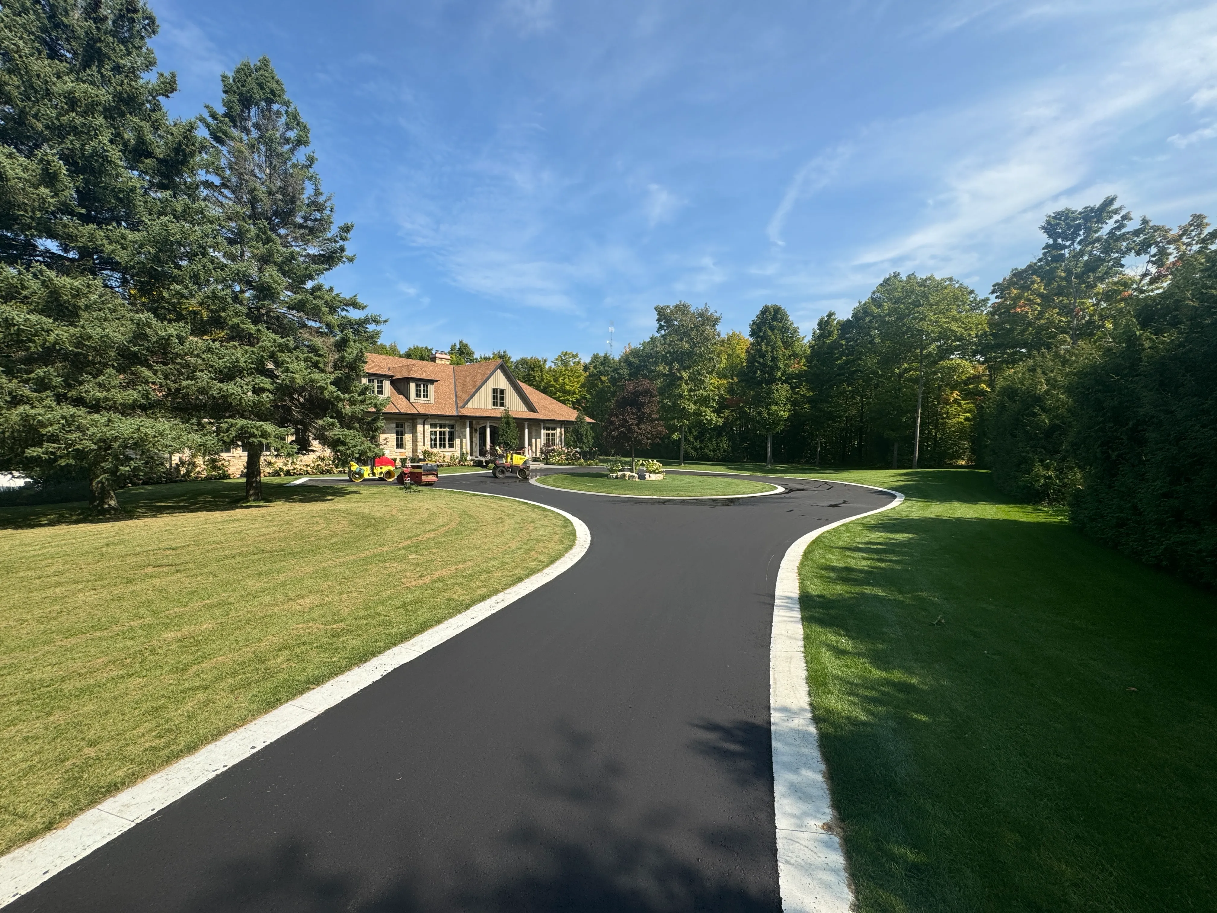 Roundabout Asphalt Driveway in Uxbridge | Pavemar Paving
