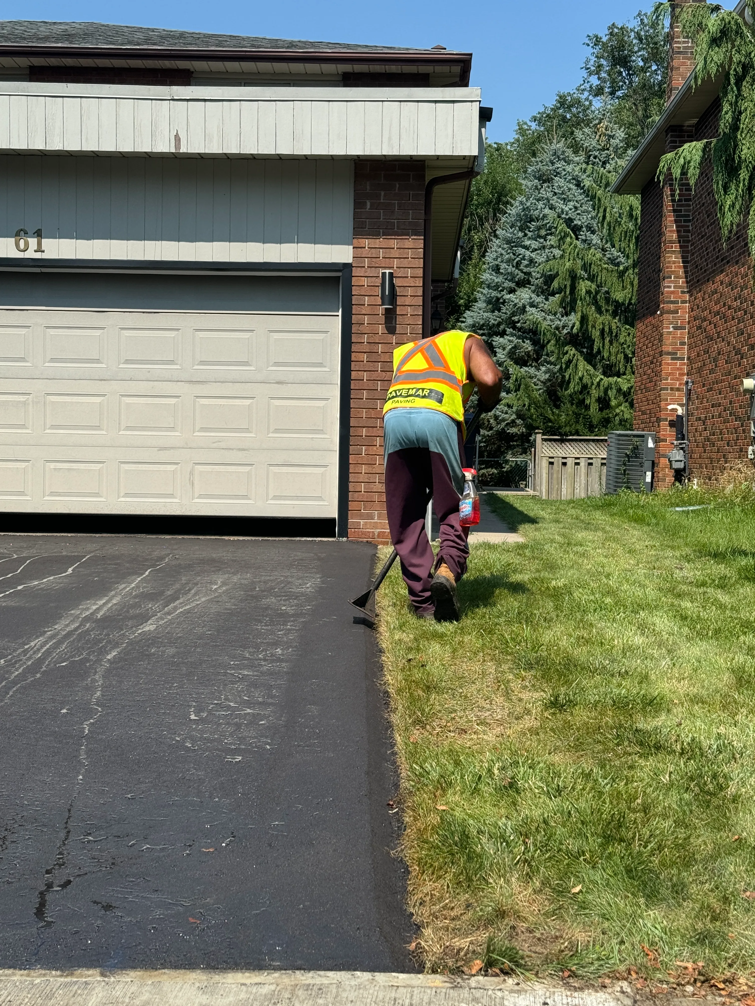 45º Asphalt Driveway Edge Tamping | Pavemar Paving