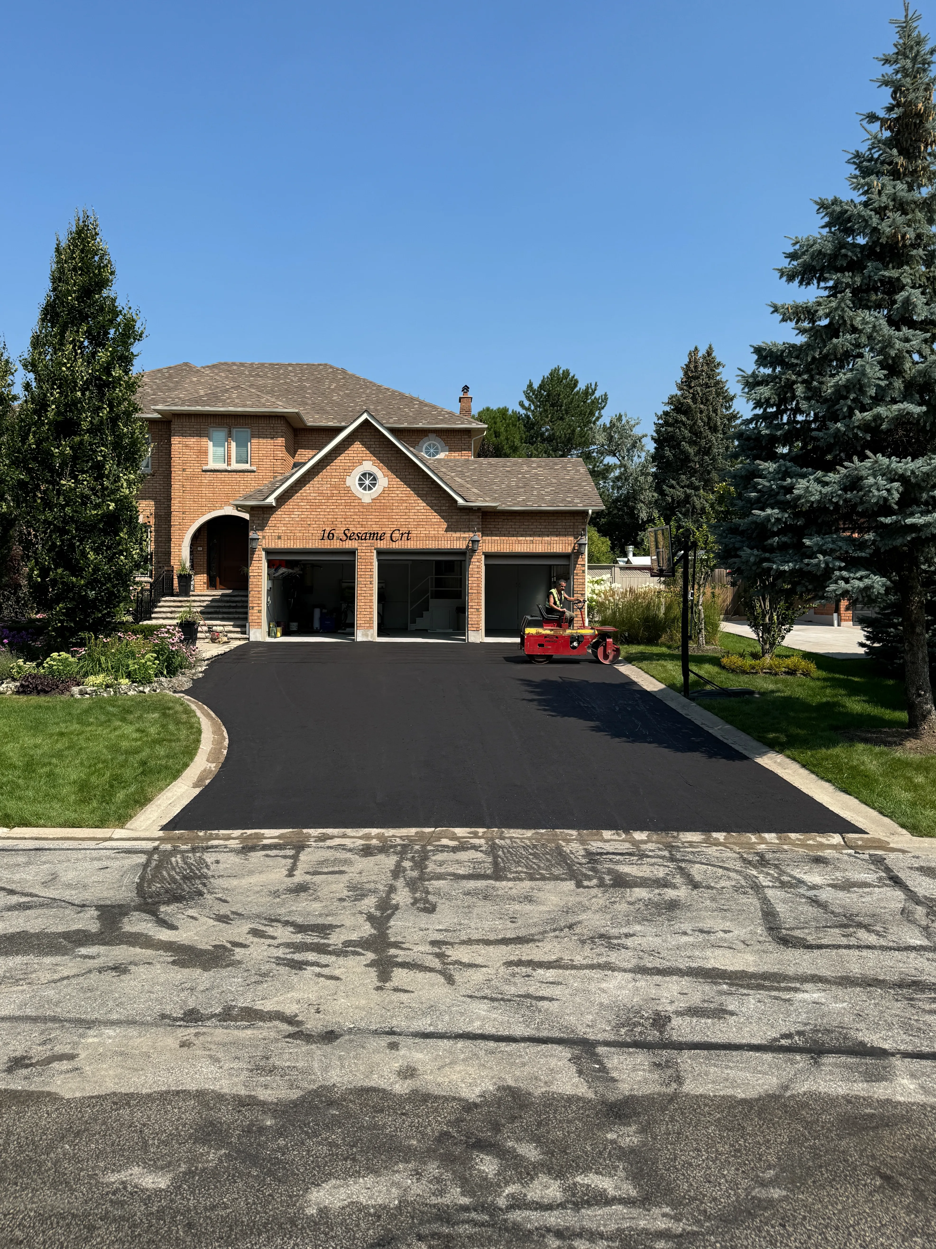 Residential Asphalt Paving for Luxury Home in Vaughan | Pavemar Paving