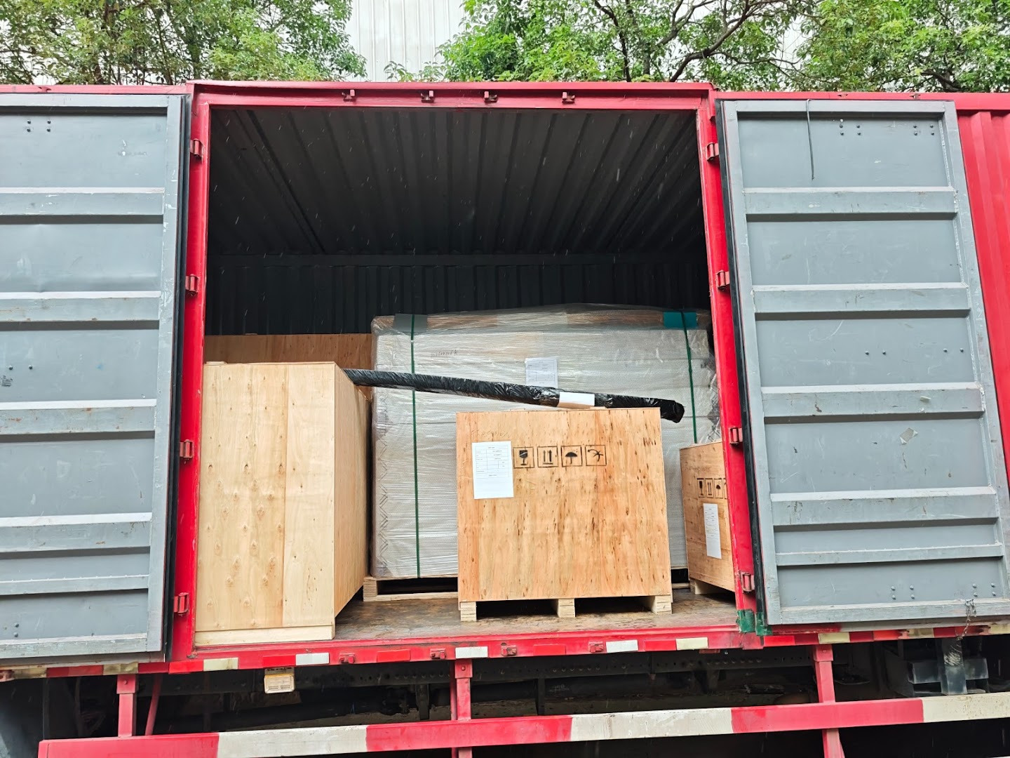Contenedor abierto con cajones de madera y carga paletizada