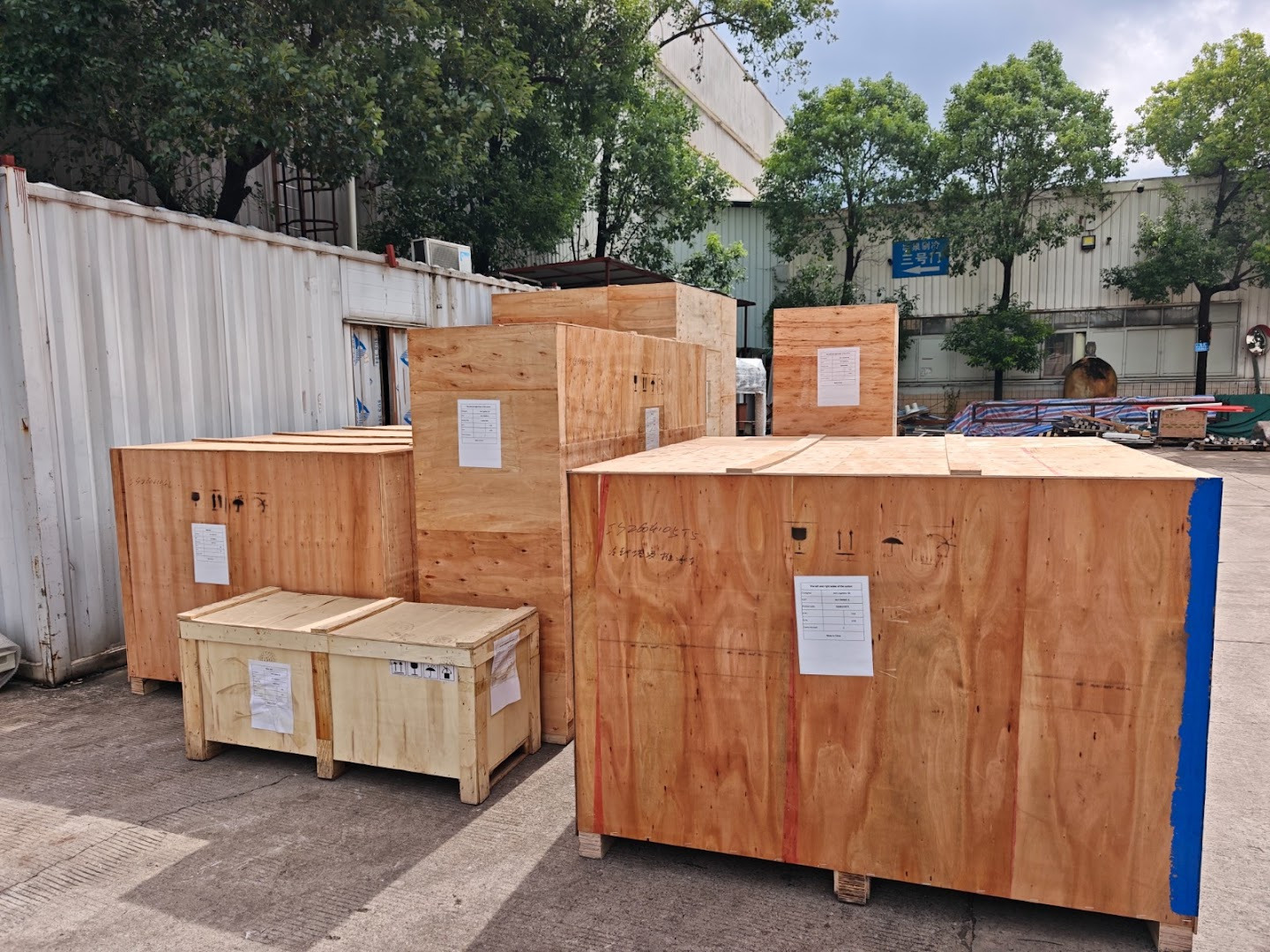Cajones de madera con mercadería embalada listos para consolidar en China