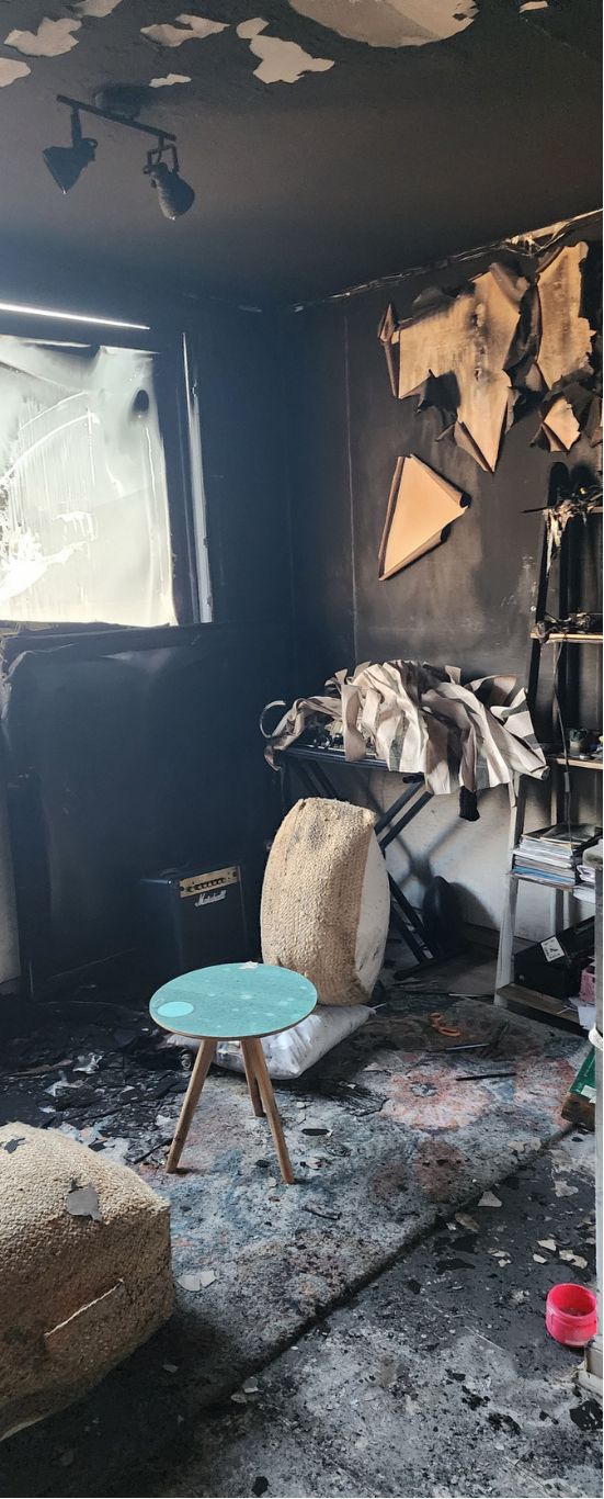 Antes: habitación del segundo nivel dañada por el incendio