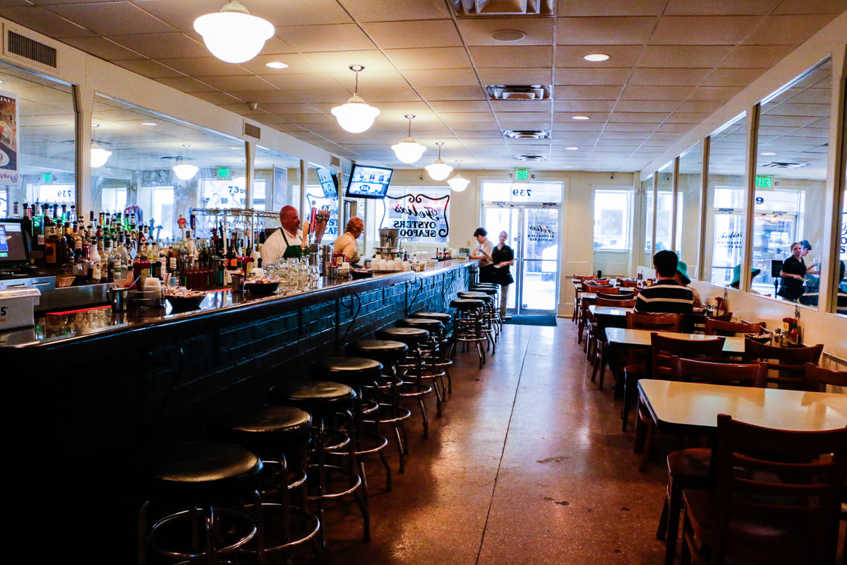 Felix's Restaurant & Oyster Bar oyster spot in New Orleans