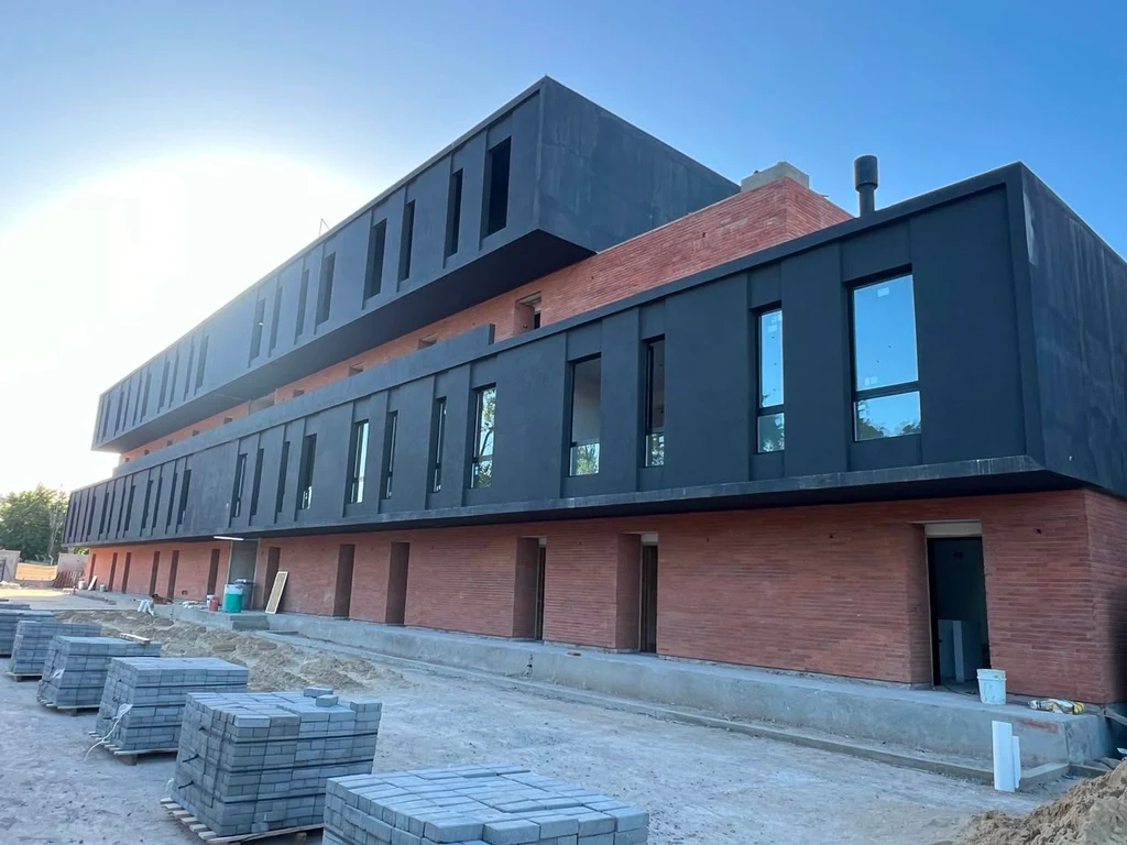 Fachada y avance de obra de UP Pilar