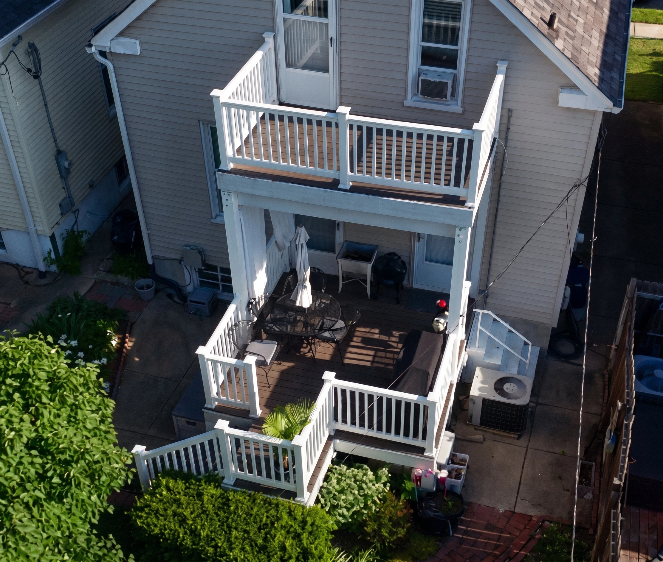 Deck with built-in seating